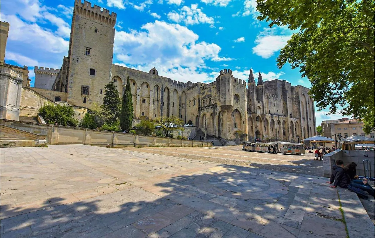 Gorgeous Stacaravan In Entraigues-Sur-La-Sorgue