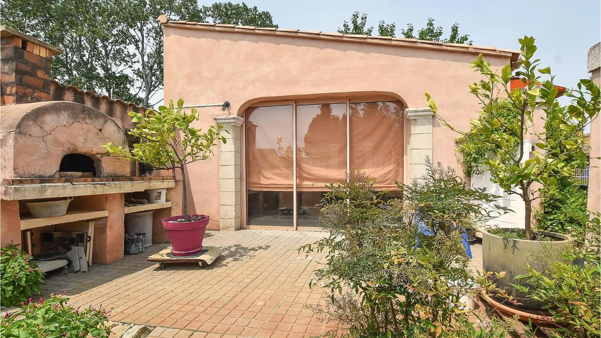 Gorgeous Stacaravan In Entraigues-Sur-La-Sorgue Hotel Campsite