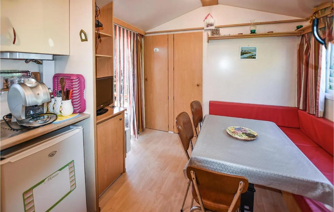 Campsite Gorgeous Stacaravan In Entraigues-Sur-La-Sorgue