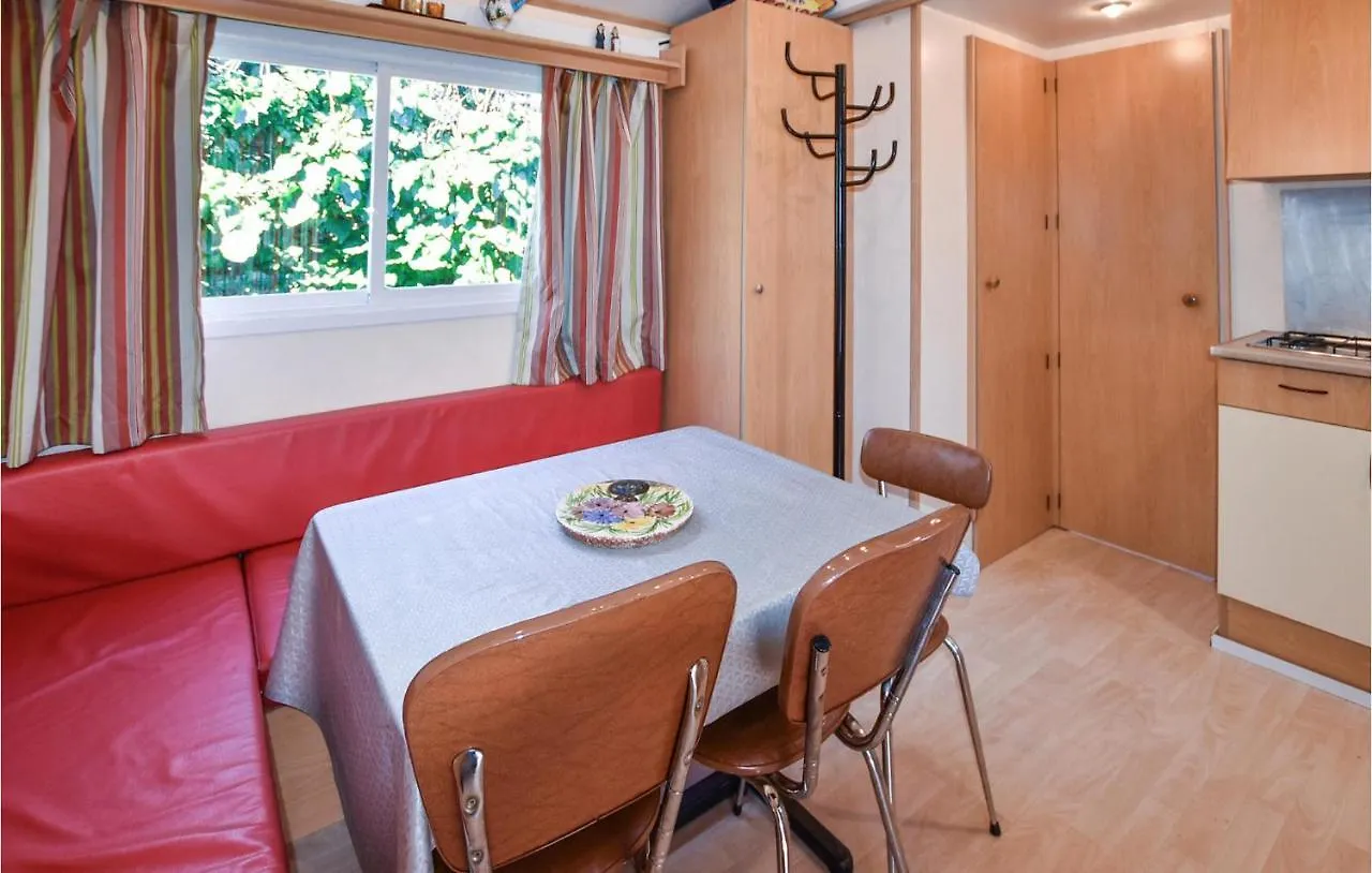 Gorgeous Stacaravan In Entraigues-Sur-La-Sorgue 0*,  France