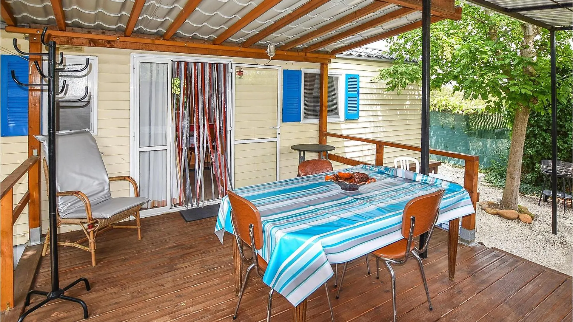 Campsite Gorgeous Stacaravan In Entraigues-Sur-La-Sorgue