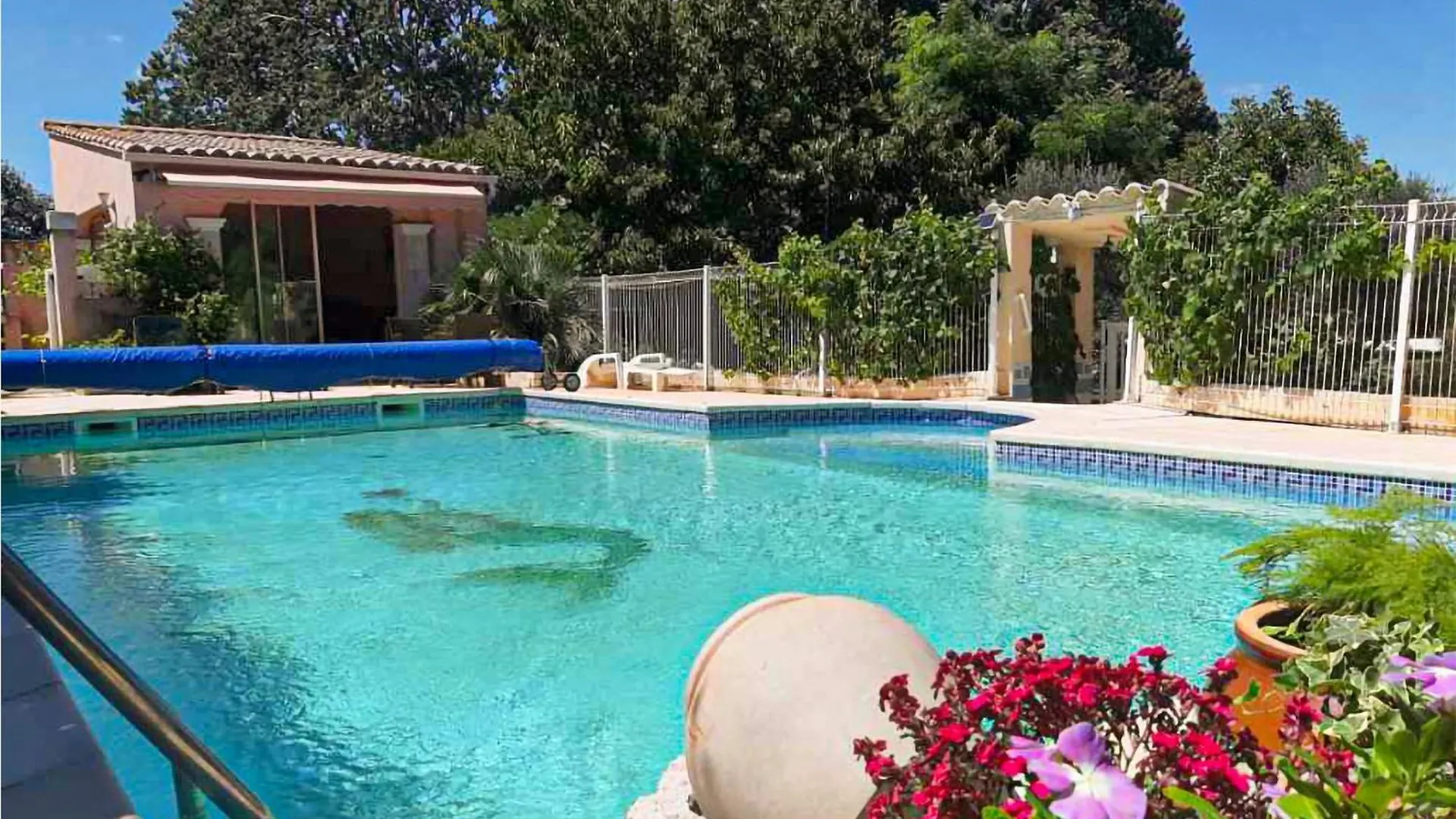 Gorgeous Stacaravan In Entraigues-Sur-La-Sorgue 0*,