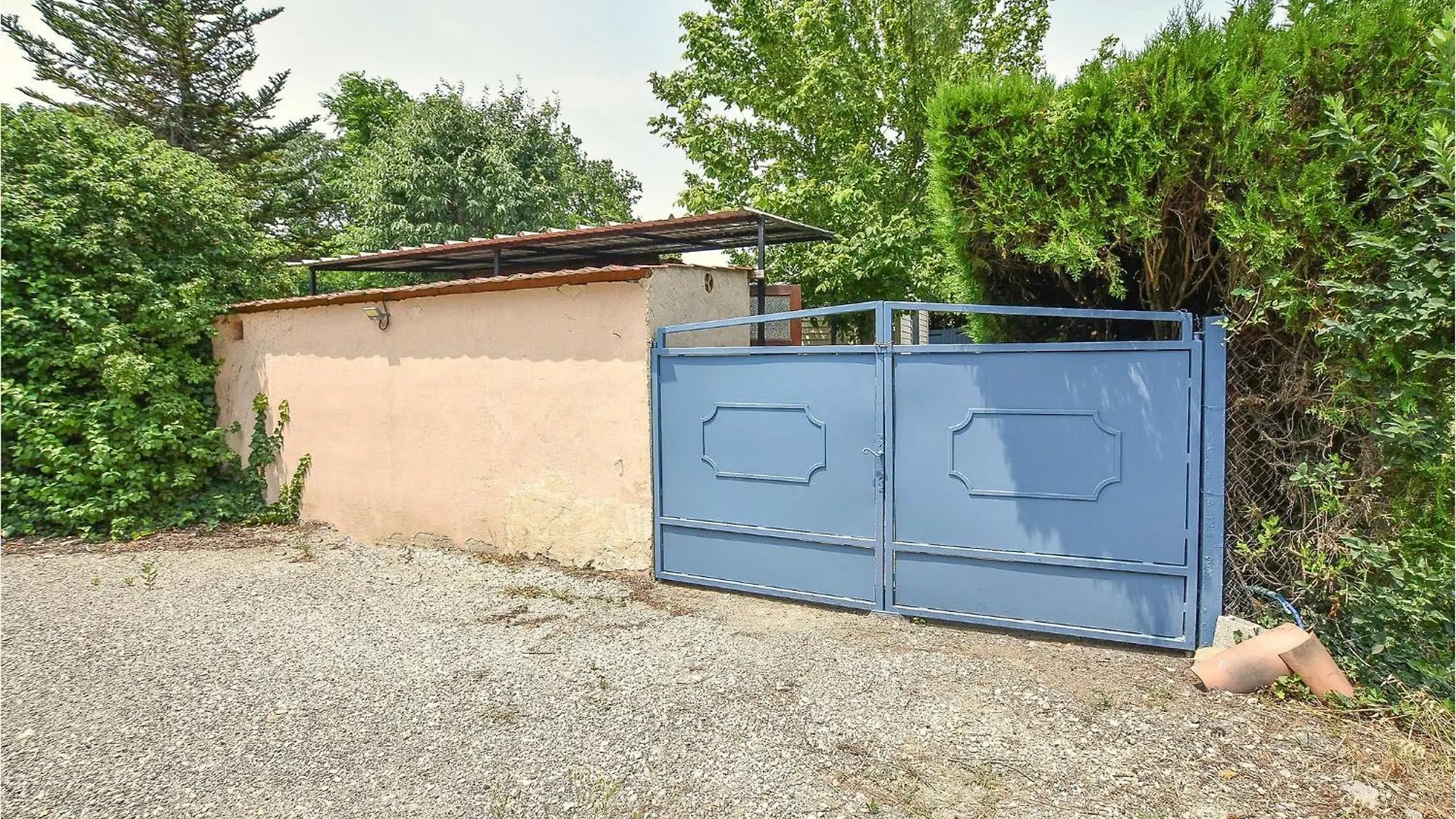Gorgeous Stacaravan In Entraigues-Sur-La-Sorgue